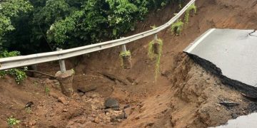 El CIV atiende emergencia por hundimiento en ruta Palín-Escuintla. / Foto: Gobernación de Escuintla.