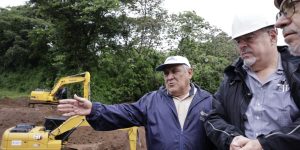 El presidente Bernardo Arévalo durante trabajos de reparación en autopista Palín-Escuintla. / Foto: AGN.