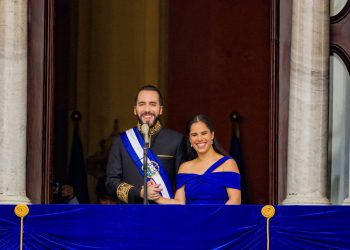 El presidente de El Salvador Nayib Bukele. y su esposa.