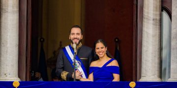 El presidente de El Salvador Nayib Bukele. y su esposa.