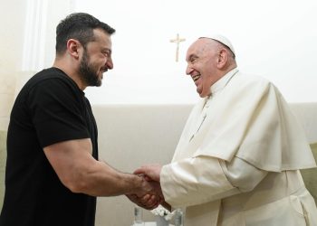 El presidente de Ucrania y el papa Francisco en la cumbre del G7. / Foto: EFE
