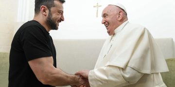 El presidente de Ucrania y el papa Francisco en la cumbre del G7. / Foto: EFE