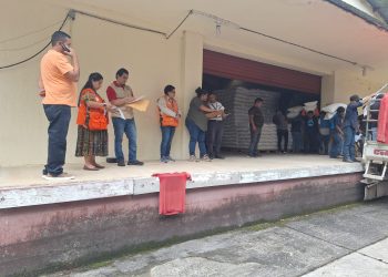 Conred y MAGA entregan ayuda alimentaria a afectados por incendios en Alta Verapaz