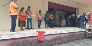 Conred y MAGA entregan ayuda alimentaria a afectados por incendios en Alta Verapaz