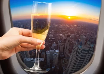 Estudio revela efectos negativos del alcohol al viajar en avión. / Foto: Cuidadeplus.