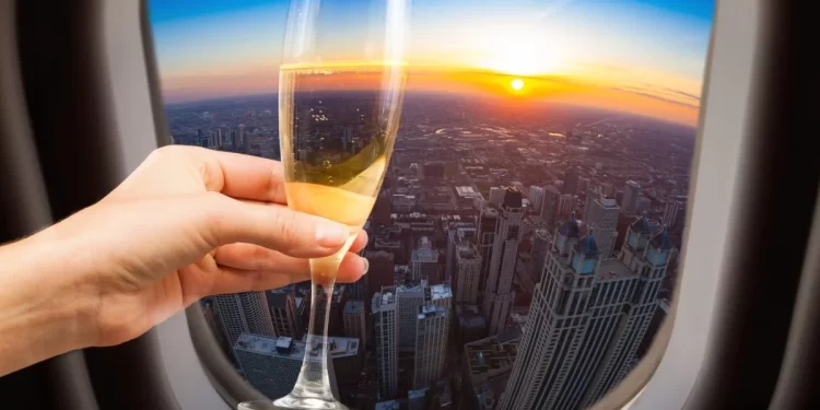 Estudio revela efectos negativos del alcohol al viajar en avión. / Foto: Cuidadeplus.