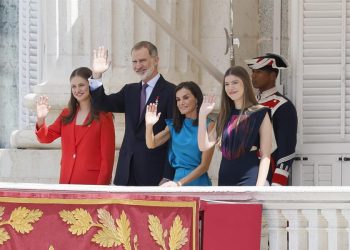 Por primera vez en 10 años, la familia real de España se asoma al balcón del Palacio Real de Madrid para ver el cambio de guardia en el 10o. aniversario de reinado de Felipe VI.