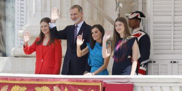 Por primera vez en 10 años, la familia real de España se asoma al balcón del Palacio Real de Madrid para ver el cambio de guardia en el 10o. aniversario de reinado de Felipe VI.