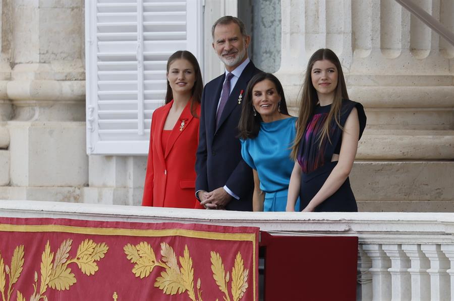 La familia real de España asiste al cambio de la guardia en el 10o. aniversario de reinado de Felipe VI.