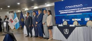 Los ministros de Gobernación, Comunicaciones, Infraestructura y Vivienda y la directora interina de Aeronáutica Civil firmaron el Convenio de Cooperación para la Seguridad Aeroportuaria.