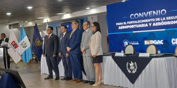 Los ministros de Gobernación, Comunicaciones, Infraestructura y Vivienda y la directora interina de Aeronáutica Civil firmaron el Convenio de Cooperación para la Seguridad Aeroportuaria.
