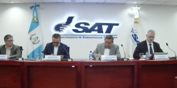 Firma de convenio entre SAT y la municipalidad de Escuintla.