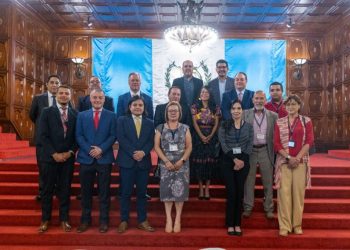 Viceministra de Patrimonio Cultural y Natural, Laura Cotí y Juan Mario Dary, de la Fundación para la Conservación de los Recursos Naturales y Ambiente de Guatemala firman convenio de cooperación para llevar registro digital de los bienes culturales del país. / Foto: MCD.