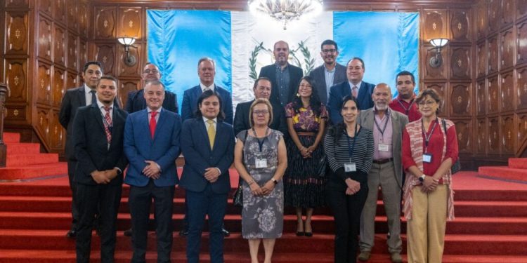 Viceministra de Patrimonio Cultural y Natural, Laura Cotí y Juan Mario Dary, de la Fundación para la Conservación de los Recursos Naturales y Ambiente de Guatemala firman convenio de cooperación para llevar registro digital de los bienes culturales del país. / Foto: MCD.