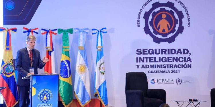 Enrique Marambio, asesor regional de la Cruz Roja para sistemas penitenciarios analiza los sistemas latinoamericanos de alta seguridad.