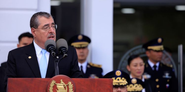 Presidente felicita y destaca la labor del Ejército de Guatemala en su 153 aniversario al servicio del país. / Foto: Gilber García.