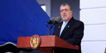 El presidente Bernardo Arévalo se dirige a las Fuerzas Armadas en la conmemoración del 153 aniversario del Ejército.