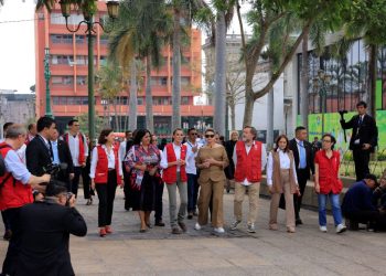 La primera dama de la Nación, doctora Lucrecia Peinado, la reina Letizia de España y otros funcionarios recorren calles del Centro Histórico de la ciudad de Guatemala.