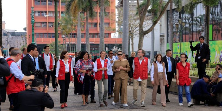 La primera dama de la Nación, doctora Lucrecia Peinado, la reina Letizia de España y otros funcionarios recorren calles del Centro Histórico de la ciudad de Guatemala.