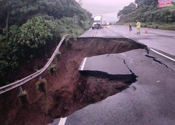 El hundimiento se encuentra en el kilómetro 44 de la autopista CA-9 Sur Palín, Escuintla. /Foto: Conred.