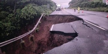 El hundimiento se encuentra en el kilómetro 44 de la autopista CA-9 Sur Palín, Escuintla. /Foto: Conred.