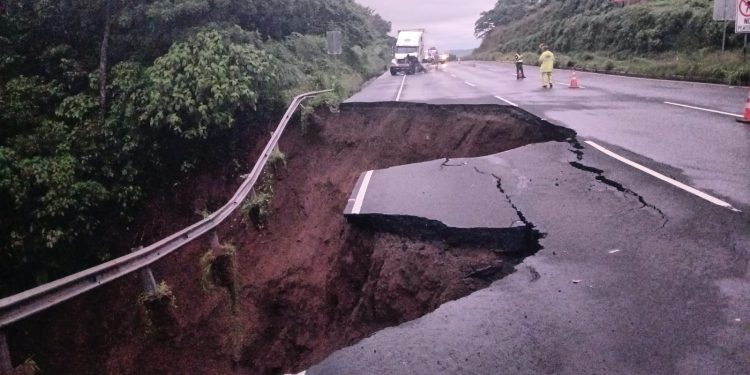 El hundimiento se encuentra en el kilómetro 44 de la autopista CA-9 Sur Palín, Escuintla. /Foto: Conred.