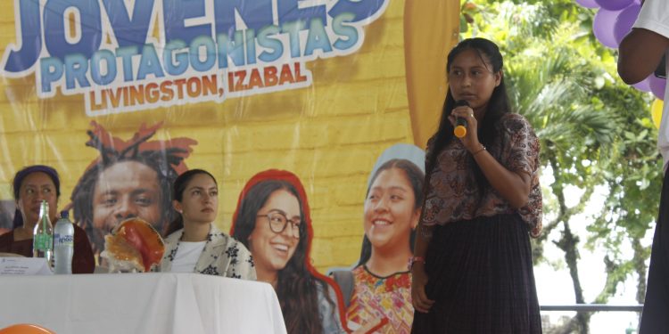 Autoridades del Mides inauguraron el programa Jóvenes Protagonistas en Izabal. /Foto: Mides.
