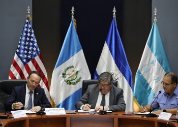 Autoridades de seguridad de El Salvador, Guatemala y Honduras firman convenio para el combate de la delincuencia transnacional. /Foto: Mingob.