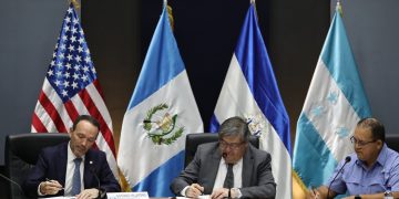 Autoridades de seguridad de El Salvador, Guatemala y Honduras firman convenio para el combate de la delincuencia transnacional. /Foto: Mingob.