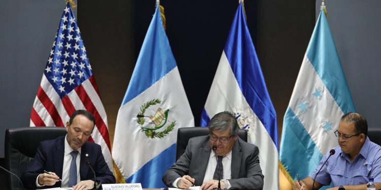 Autoridades de seguridad de El Salvador, Guatemala y Honduras firman convenio para el combate de la delincuencia transnacional. /Foto: Mingob.