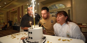 Selección de Argentina celebra el cumpleaños de Leo Messi