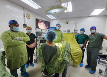 Especialistas durante tratamiento uretral en Petén. / Foto: MSPAS.