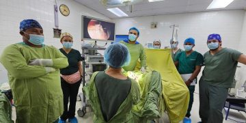 Especialistas durante tratamiento uretral en Petén. / Foto: MSPAS.