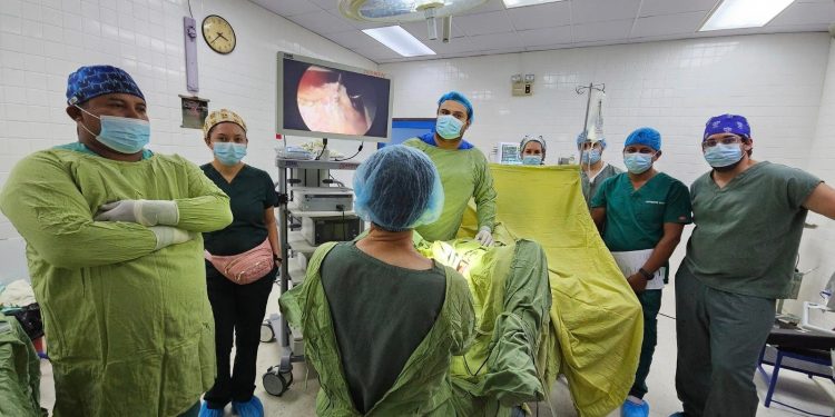 Especialistas durante tratamiento uretral en Petén. / Foto: MSPAS.