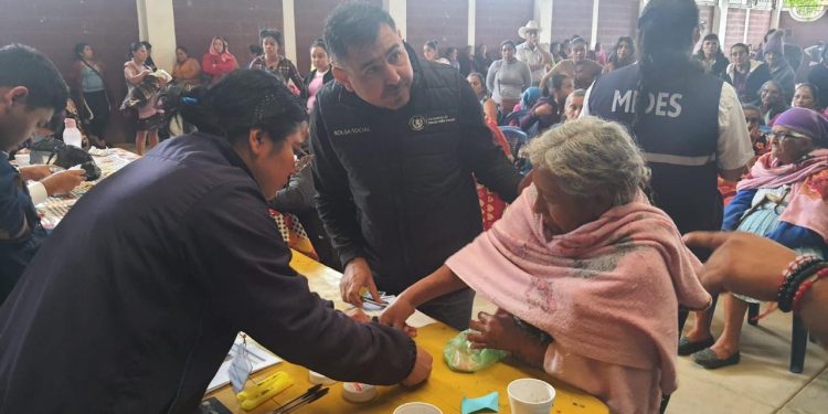 Cambio de tarjetas para beneficiarios de Bolsa Social. /Foto: Mides.
