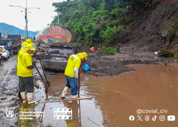 Personal remueve el lodo por derrumbe en el kilómetro 34 de la ruta al pacífico. /Foto: Covial.