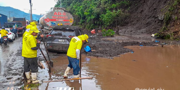Personal remueve el lodo por derrumbe en el kilómetro 34 de la ruta al pacífico. /Foto: Covial.