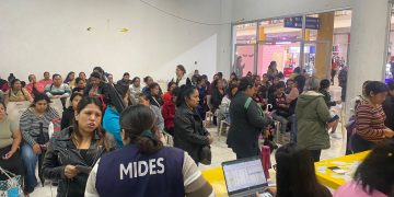 Personal del Mides ha convocado a la población beneficiaria del programa Bolsa Social, para hacer el cambio de las tarjetas bancarias. /Foto: Mides.