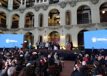 Gobierno y pueblo de Guatemala rinden homenaje a Miguel Ángel Asturias. / Foto: Estuardo Martínez.