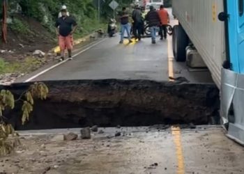 Un tráiler quedó varado en la entrada del puente El Colorado, en el km 126 de la carretera Interamericana oriente, hacia la frontera con El Salvador.