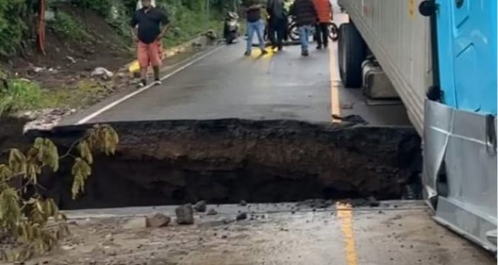 Un tráiler quedó varado en la entrada del puente El Colorado, en el km 126 de la carretera Interamericana oriente, hacia la frontera con El Salvador.