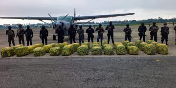 Luego de contabilizar los paquetes con cocaína, las autoridades trasladaron la droga vía aérea hacia la Fuerza Aérea Guatemalteca. /Foto: Mindef