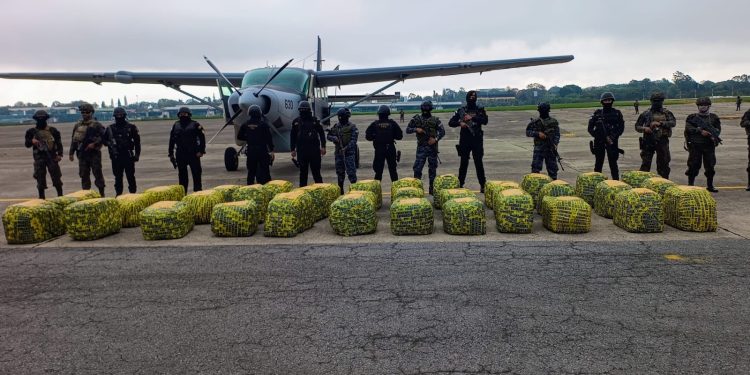Luego de contabilizar los paquetes con cocaína, las autoridades trasladaron la droga vía aérea hacia la Fuerza Aérea Guatemalteca. /Foto: Mindef