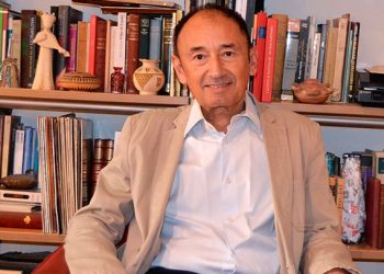 En su libro La vez que firmamos la paz, el escritor hispano guatemalteco José Tono Martínez, en el que propone que España revise los errores de su pasado en las Américas. /Foto: tomada de Cuadernos Manchegos