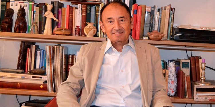 En su libro La vez que firmamos la paz, el escritor hispano guatemalteco José Tono Martínez, en el que propone que España revise los errores de su pasado en las Américas. /Foto: tomada de Cuadernos Manchegos