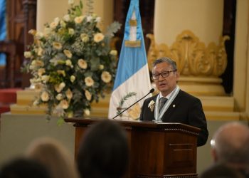 Licenciado y maestro José Cortez resaltó la labor magisterial y exhorta a seguir trabajando por el desarrollo del país y la educación. / Foto: Carlos Jacinto/Noé Pérez.