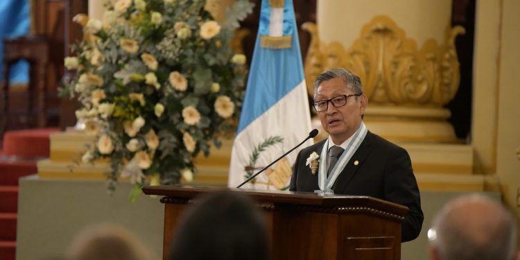 Licenciado y maestro José Cortez resaltó la labor magisterial y exhorta a seguir trabajando por el desarrollo del país y la educación. / Foto: Carlos Jacinto/Noé Pérez.