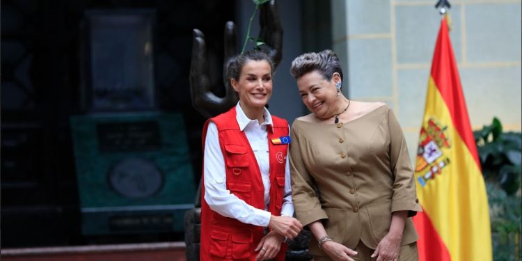 La reina Letizia de España junto a la primera dama de Guatemala, Lucrecia Peinado.