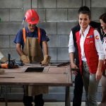 Reina Letizia conoce escuela taller de jóvenes, un antídoto ante las maras