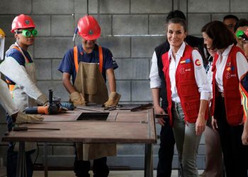 La reina Letizia durante su visita a Escuela Taller Norte, en zona 18, una inversión de Cooperación Española. / Foto EFE.